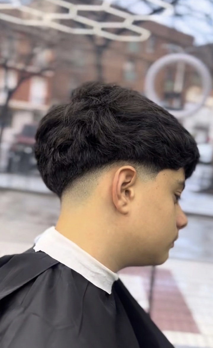 Corte degradado bajo con flequillo